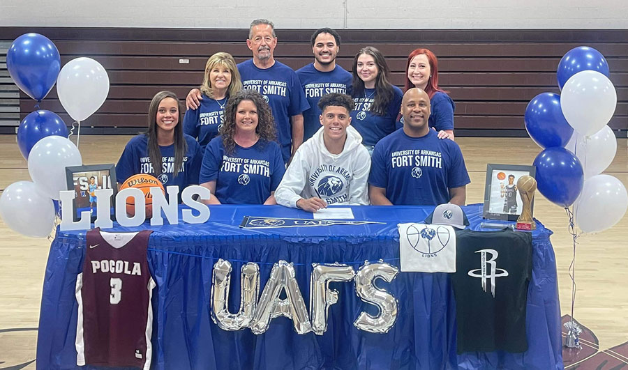 Garrett Scott is surrounded by family and friends as he signs his National Letter of Intent to play basketball for the University of Ƶ - Fort Ƶ