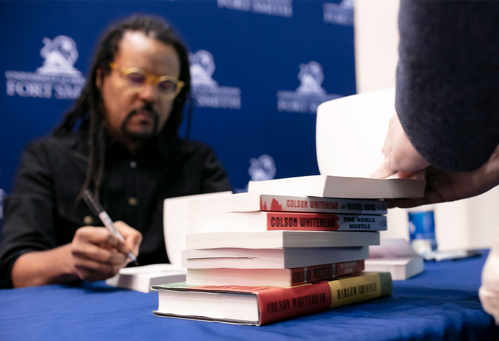 Author, Colson Whitehead, signs copies of his books following a guest-speaking event at Ƶ